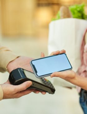 smartphone-payment-close-up.jpg smartphone-payment-close-up.jpg